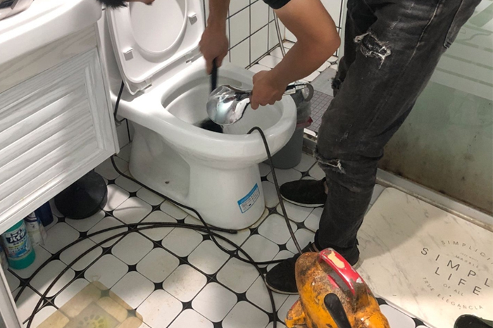 西昌镇疏通下水道