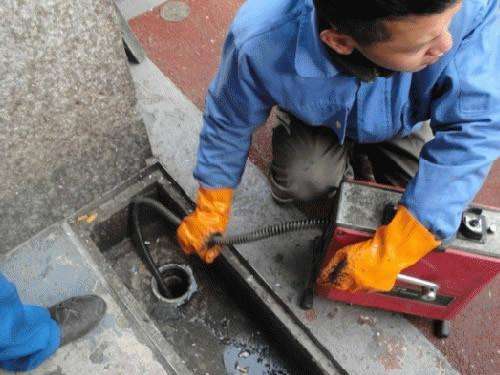 西昌镇疏通下水道