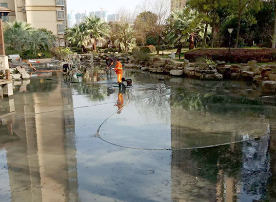 西昌镇景观池淤泥清理