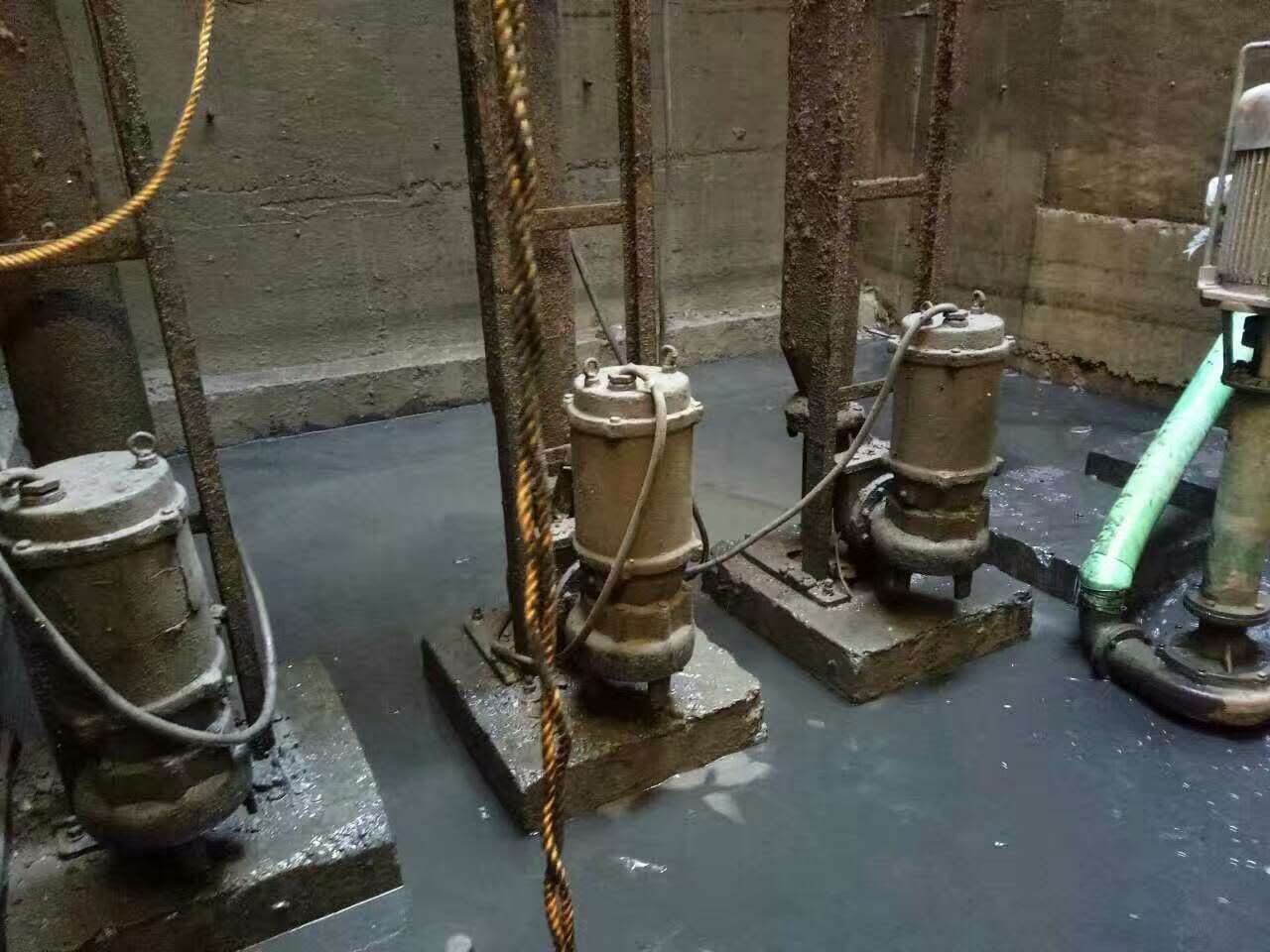 西昌镇污水池清理